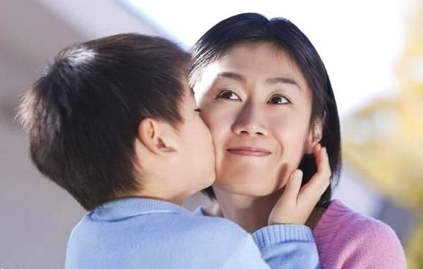 回娘家賀壽，8歲兒子哭著不進門，得知真相我果斷和娘家斷交