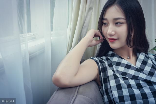 先生，我們已經錢貨兩清了，卻不想男人將一直婚書遞給了她 