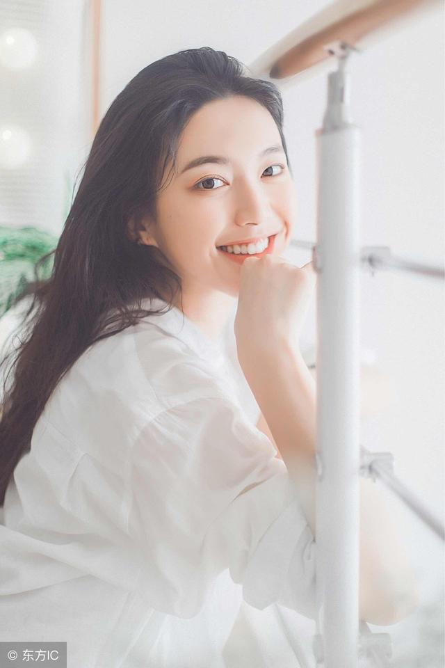 先生，我們已經錢貨兩清了，卻不想男人將一直婚書遞給了她 