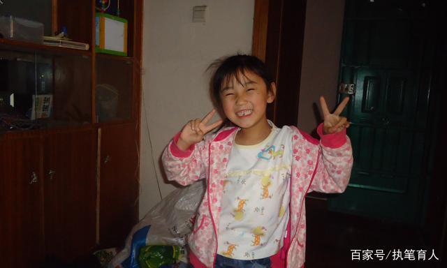七歲女孩每次都用假鈔買煎餅，老闆從沒拆穿過，十八年後來了驚喜