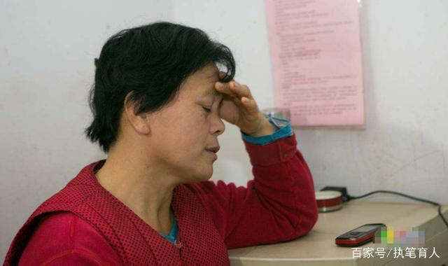 七歲女孩每次都用假鈔買煎餅，老闆從沒拆穿過，十八年後來了驚喜