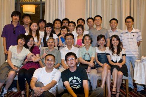 男子騎自行車參加同學會，被前任笑話沒出息，妻子出現，全場傻眼