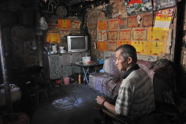 老人四子女每月給養老錢，每天還在拾荒，去世後卡上卻沒有一分錢