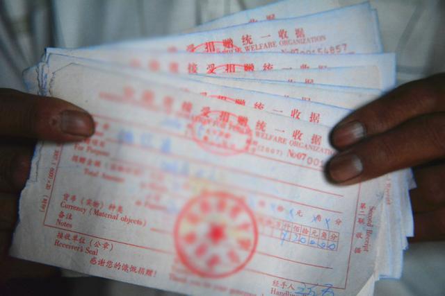 老人四子女每月給養老錢，每天還在拾荒，去世後卡上卻沒有一分錢