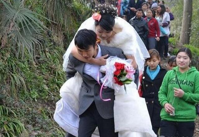 母親來借10萬給弟弟蓋新房，婆婆的話，讓我流淚了