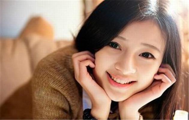弟弟結婚我偷偷給十萬，回家看到門口的行李，我愣在當場