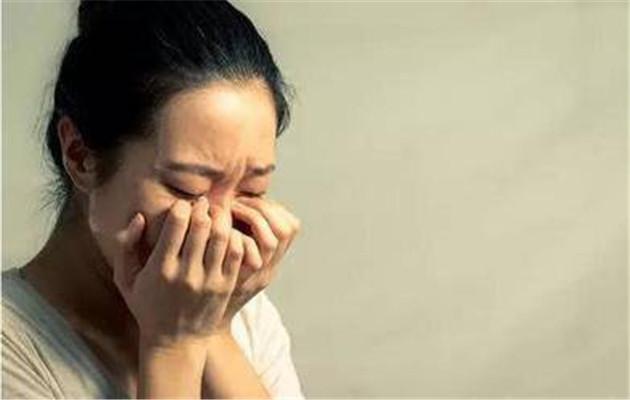 弟弟結婚我偷偷給十萬，回家看到門口的行李，我愣在當場