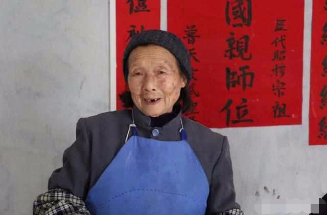 老人去兒子家小住，吃飯時把菜咳了一地，兒媳一句埋怨，她紅了眼