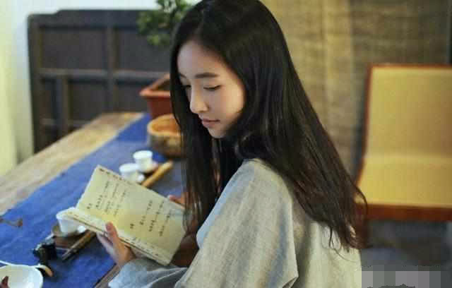 老人去兒子家小住，吃飯時把菜咳了一地，兒媳一句埋怨，她紅了眼