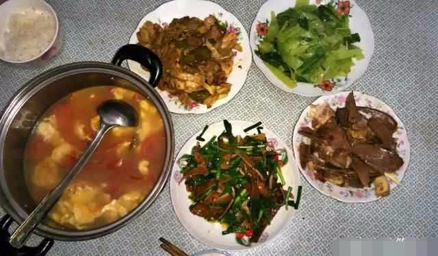 老人去兒子家小住，吃飯時把菜咳了一地，兒媳一句埋怨，她紅了眼