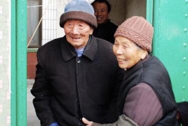 兒子大學畢業後每月都會寄錢到家裡，但卻2年沒回家了，沒想到某天5歲孫子卻說：「這是爺爺寄的！」