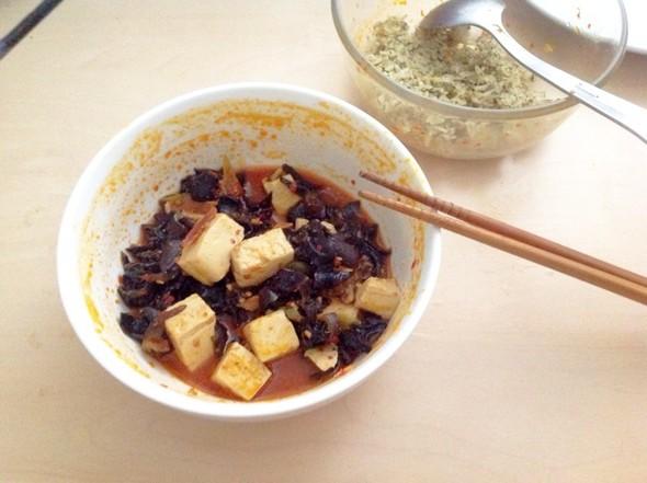 高興進城照顧孫女，中午女婿給我一碗剩飯，我淚如雨下回農村