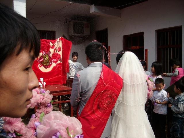 嫁30歲貧窮老公，父母要15W只陪嫁張被子，蓋上後她泣不成聲