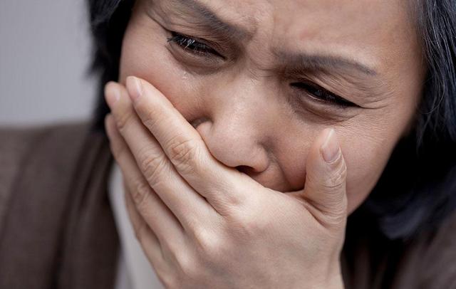 嫁30歲貧窮老公，父母要15W只陪嫁張被子，蓋上後她泣不成聲