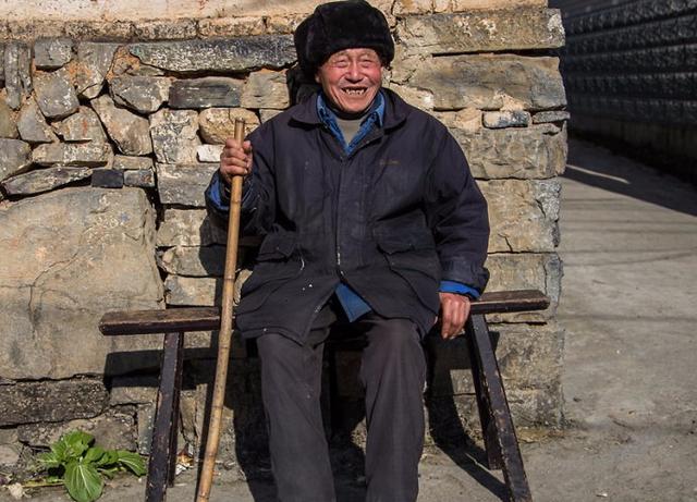 婦女求助老人好心給她錢，路人笑他傻，次日收到簡訊他熱淚盈眶