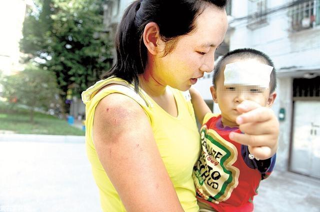 婦女求助老人好心給她錢，路人笑他傻，次日收到簡訊他熱淚盈眶