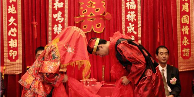 農村妹結婚我給五千，聽到爸媽房間談話後，我泣不成聲出5W紅包