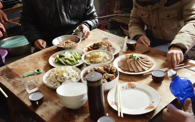 兒子帶兒媳回家要彩禮錢，廚房門口聽到他們對話，我熱淚盈眶