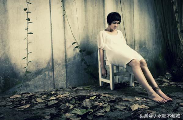 我離婚那天，母親不許我和三歲女兒進門，15年後，母親向我求助