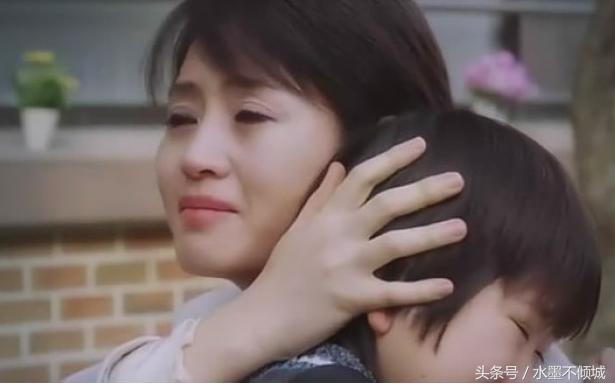 我離婚那天，母親不許我和三歲女兒進門，15年後，母親向我求助