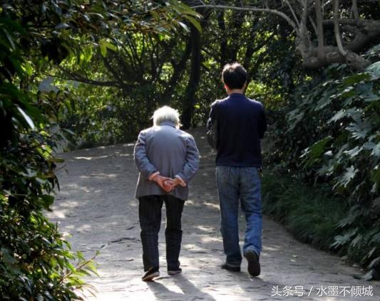 男人用輪椅推岳母散步，偶遇獨自一人的母親，男人的心不淡定了