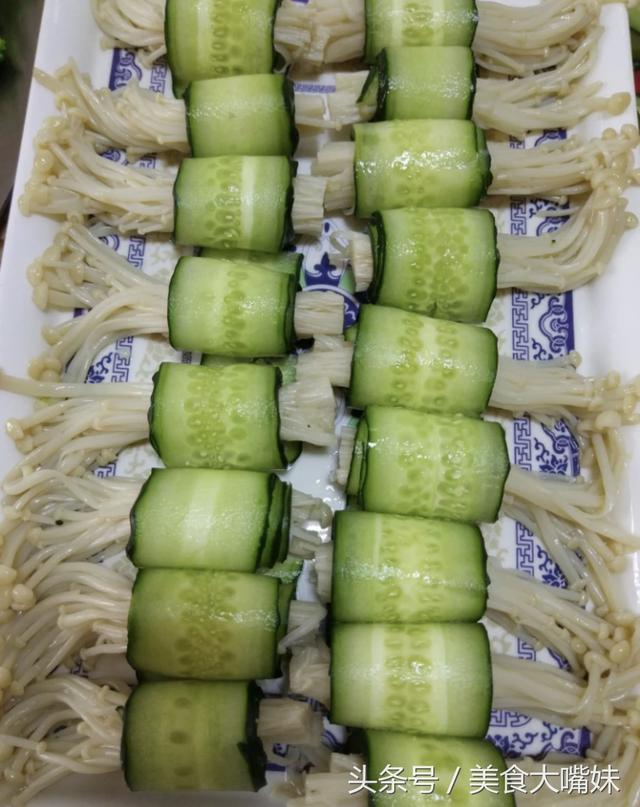 夏天黃瓜這樣吃，卷一卷，上桌是大菜，三天兩頭做一盤，比肉還香