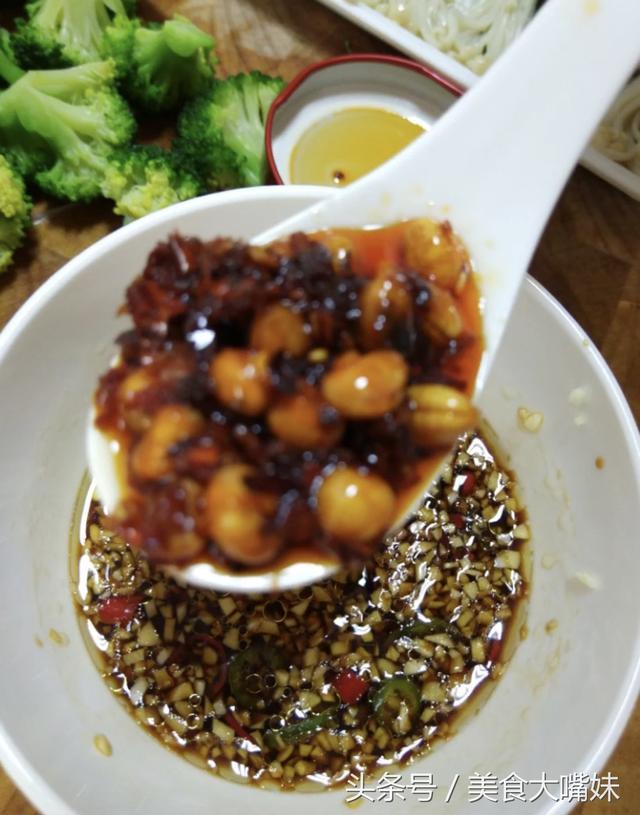 夏天黃瓜這樣吃，卷一卷，上桌是大菜，三天兩頭做一盤，比肉還香