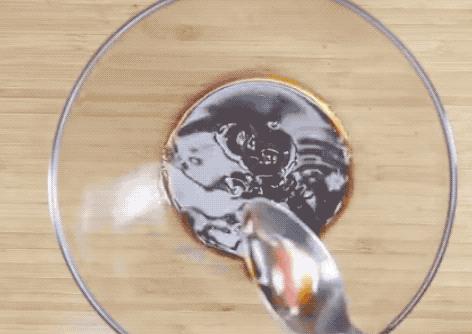 老婆把一隻雞扔進電飯鍋，沒想到出鍋後這麼好吃，和烤雞一個味