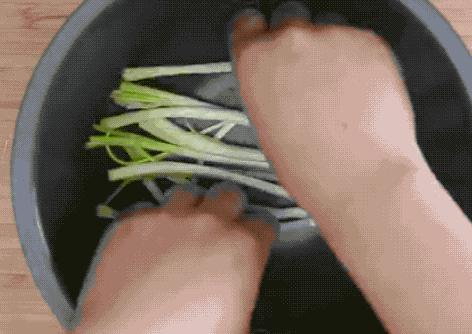 老婆把一隻雞扔進電飯鍋，沒想到出鍋後這麼好吃，和烤雞一個味