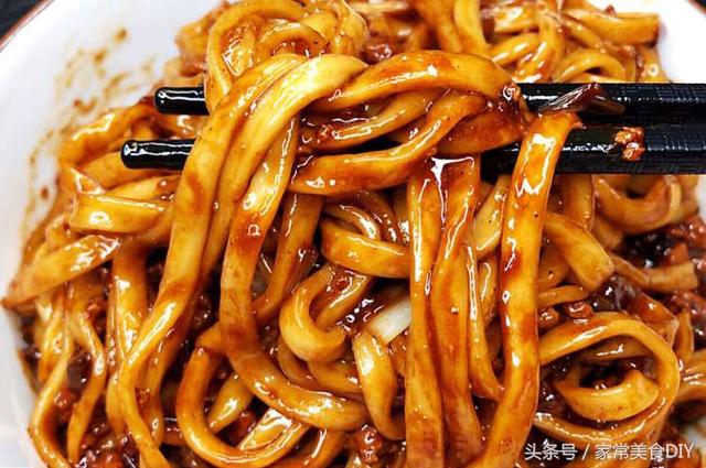 秘制家常炸醬麵，麵條筋道入味，色澤誘人，香噴噴，好吃到舔光碟