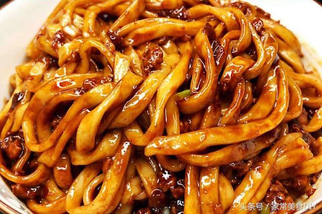 秘制家常炸醬麵，麵條筋道入味，色澤誘人，香噴噴，好吃到舔光碟