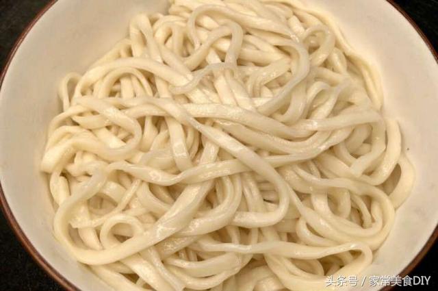 秘制家常炸醬麵，麵條筋道入味，色澤誘人，香噴噴，好吃到舔光碟