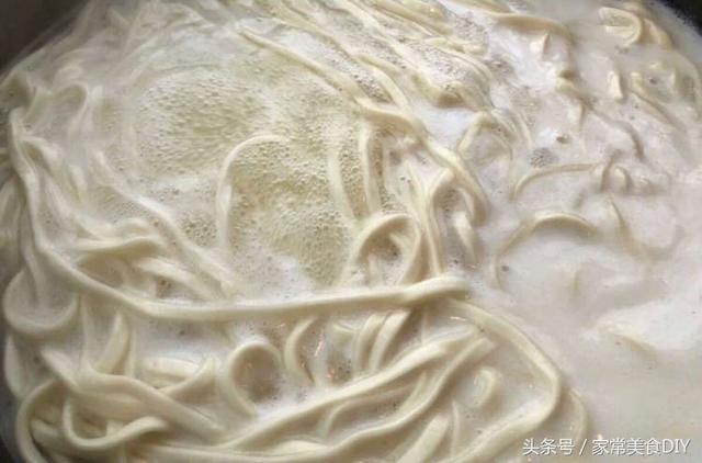 秘制家常炸醬麵，麵條筋道入味，色澤誘人，香噴噴，好吃到舔光碟