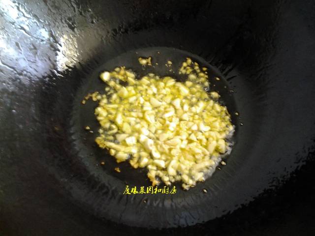 豆角要想炒得好吃，也是有技巧的，這樣做又脆又嫩，好吃不得了！