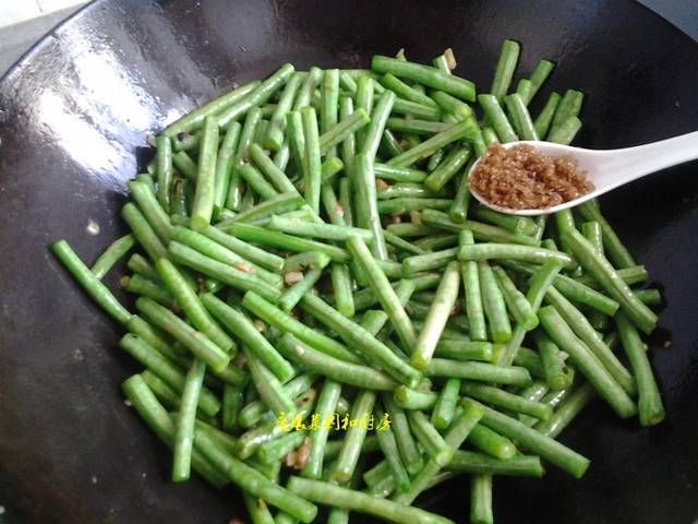 豆角要想炒得好吃，也是有技巧的，這樣做又脆又嫩，好吃不得了！