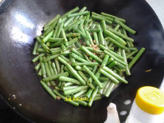 豆角要想炒得好吃，也是有技巧的，這樣做又脆又嫩，好吃不得了！