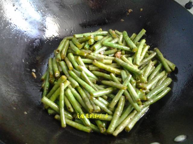 豆角要想炒得好吃，也是有技巧的，這樣做又脆又嫩，好吃不得了！