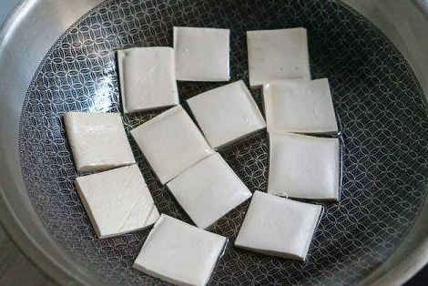 豆腐這樣做，不粘鍋不破皮，一盤營養賽過5斤豬肉
