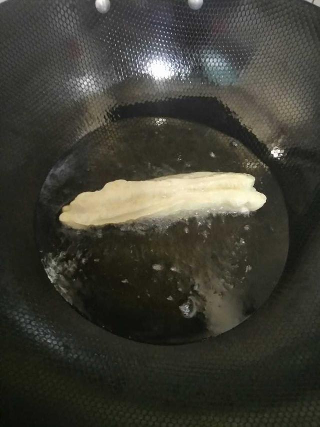 教你做迷你小油條，不揉不捏，金黃酥脆，蓬鬆飄香，鍋再小都能炸 