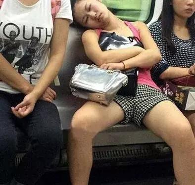 16張圖片讓男人臉紅心跳 ! ! 小姨子，下次做飯的時候記得先穿上褲子，把腿放地下 。。。