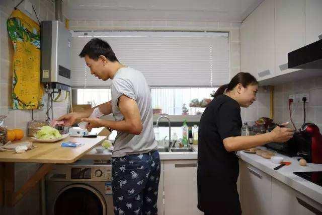 我幫弟弟養了侄子三年，弟媳來接孩子時說的話，讓我掩面而泣
