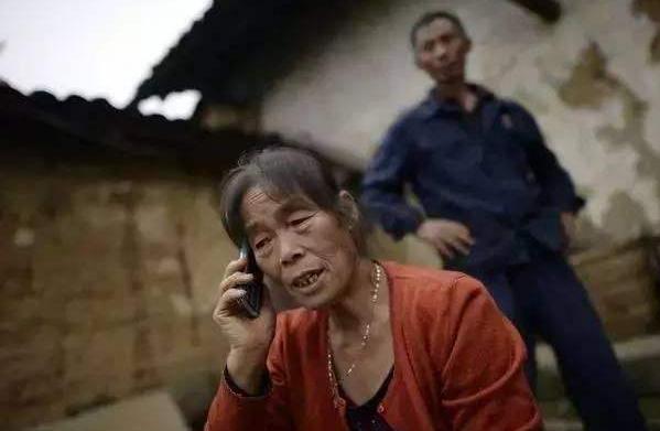 公婆幫忙看孩子，我每月打一千，打電話聽到孩子的話，我不禁落淚