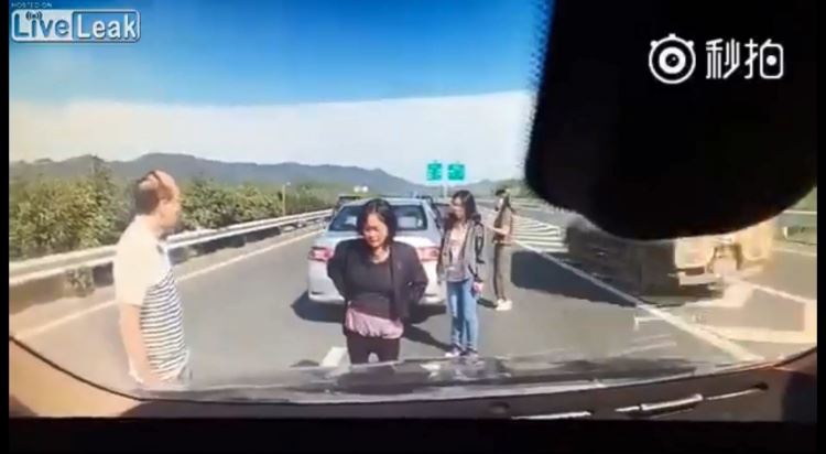 高速公路車禍不要停！ 6人全下車了… 慘被「2度車禍」 網友全嚇傻(圖+影)