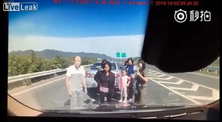 高速公路車禍不要停！ 6人全下車了… 慘被「2度車禍」 網友全嚇傻(圖+影)