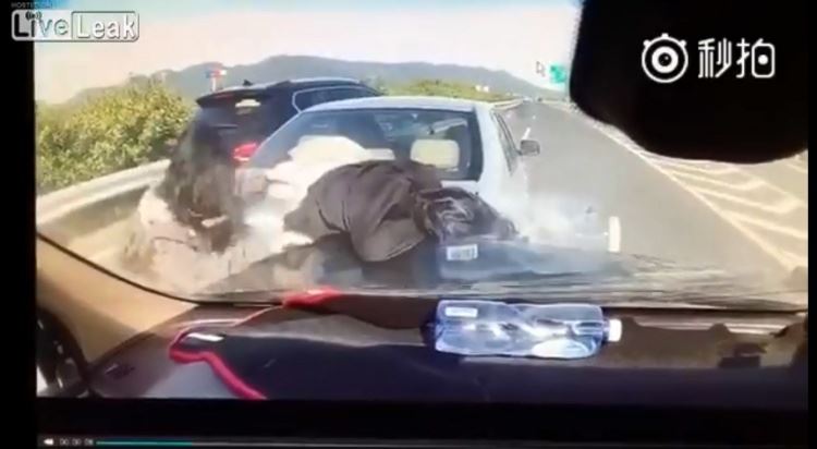 高速公路車禍不要停！ 6人全下車了… 慘被「2度車禍」 網友全嚇傻(圖+影)