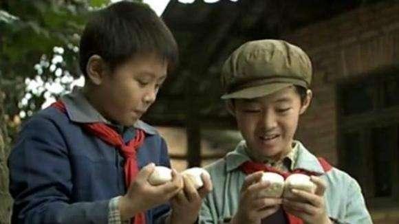 老漢拾荒養大孫子，高考後被孩子母親接走，隔天收到快遞老淚縱橫