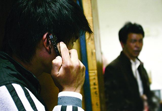 繼母逼我輟學打工，我離家20年弟弟告訴我實情，我才知與父親有關