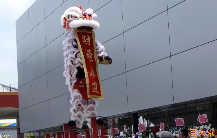 保時捷新廠開幕！提琴演奏家「中門大開脾氣差」網友羨慕瘋求神：視聽覺雙享受(影