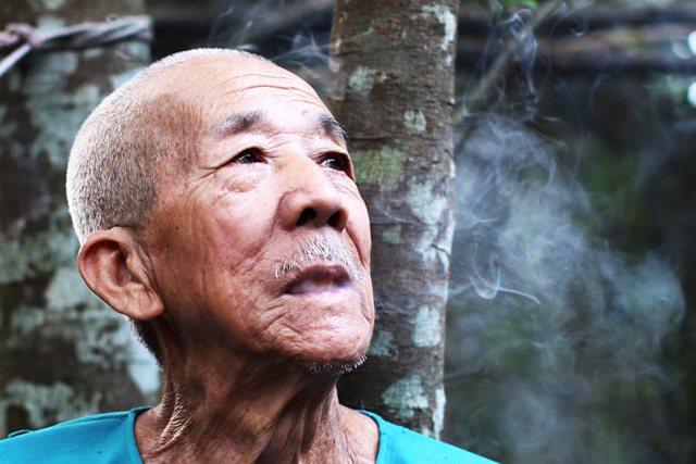 兒子十年不回家每月給老人寄錢，老人進城看他，博士兒媳不讓進門