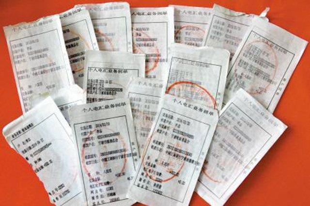兒子每月給父親5000元，父親花得一分不剩，查明原因他每月給2萬
